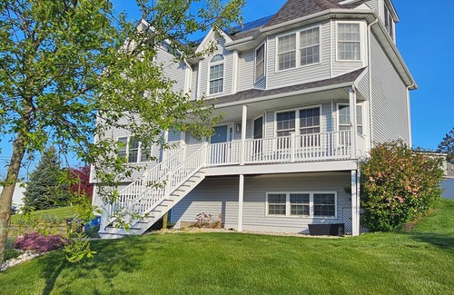 East Shore Maison | 4000+ SqFt Home. Amazing Views, Private, Close to Downtown and Yale Univeristy