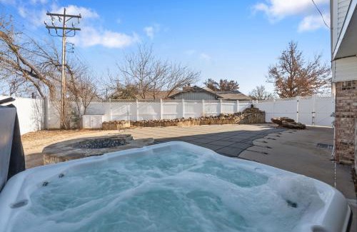 Warr Acres Maison | 4000 Sqft Lakefront Retreat Private Hot Tub #nh