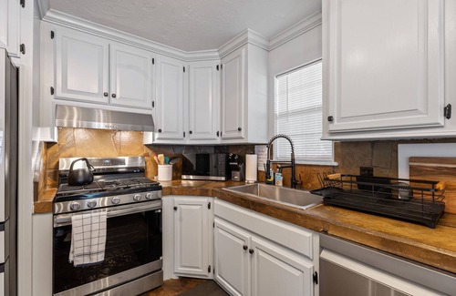 Warr Acres Maison | 4000 sqft Lakefront View | Hot tub + Patio #NH