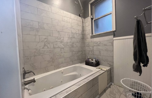 Norris Square Appartement | 420 Friendly 1bdrm Apartment w/ Hot Tub!