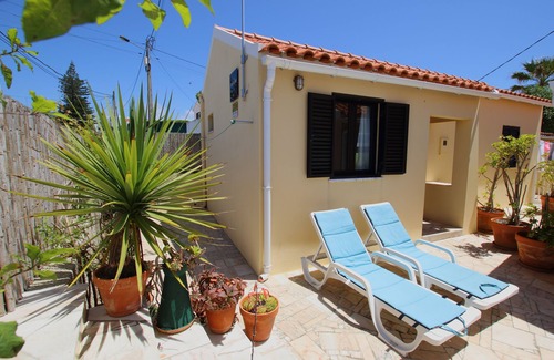 Praia das Macas Cottage | Private garden & BBQ, 5 mins walk to the beach, Praia das Maçãs, Sintr