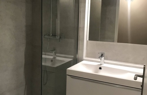 Saint Nicolas - Charles III - Ville vieille - Trois Maisons - Leopold Appartement | 45m2 Nancy, chambre, salle de sport