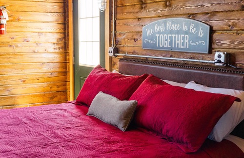 Columbia Falls Cabine | #48 - Flagpole View Cabins - King Cabin
