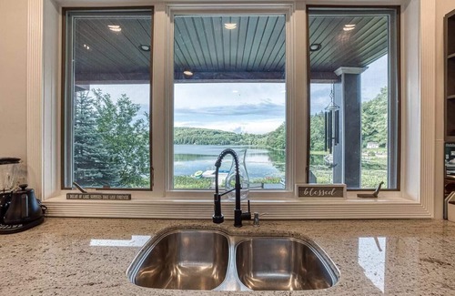 Fishs Eddy Maison | 4800 Sq Ft Catskills Lake Mansion W/Hot Tub!