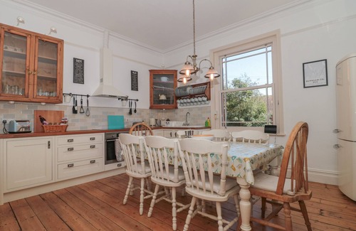 Burnham-on-Sea Maison | 49 ESPLANADE, pet friendly, country holiday cottage in Burnham-On-Sea