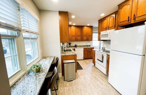 Lincoln Maison | 4bd 3b 8 guests | Large Backyard | BBQ Grill