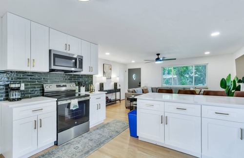 Arvada Plaza Area Maison | 4BD Near DT - Hot Tub, Pingpong & Backyard Fun