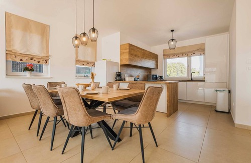 Mali Vareski Villa | Villa 4 chambres avec piscine et aire de jeux à proximité de la plage de Duga Uvala