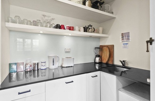 Holland Park West Maison | 4BDR 2BTH Home Holland Park