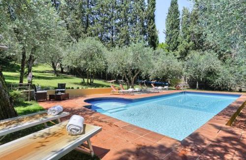 Oltrarno Appartement | 4bdrm elegant apartm in Private Estate, shared Swimmingpool, Maze Garden