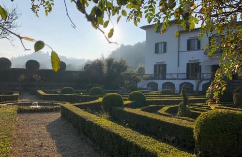 Oltrarno Appartement | 4bdrm elegant apartm in Private Estate, shared Swimmingpool, Maze Garden