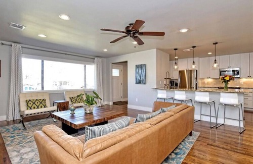 Johnson City Maison | 4BDRM W/Private Pool & Hot Tub - Walk to Town Square, Minutes to Wineries!