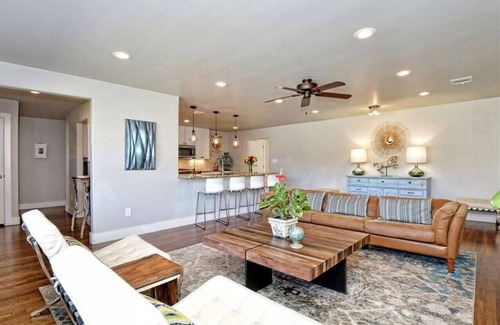 Johnson City Maison | 4BDRM W/Private Pool & Hot Tub - Walk to Town Square, Minutes to Wineries!