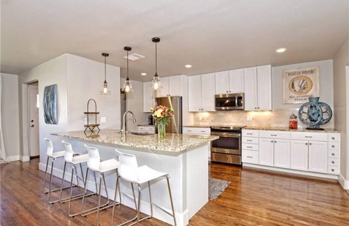 Johnson City Maison | 4BDRM W/Private Pool & Hot Tub - Walk to Town Square, Minutes to Wineries!