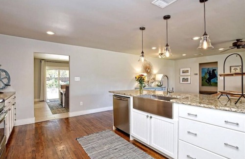 Johnson City Maison | 4BDRM W/Private Pool & Hot Tub - Walk to Town Square, Minutes to Wineries!