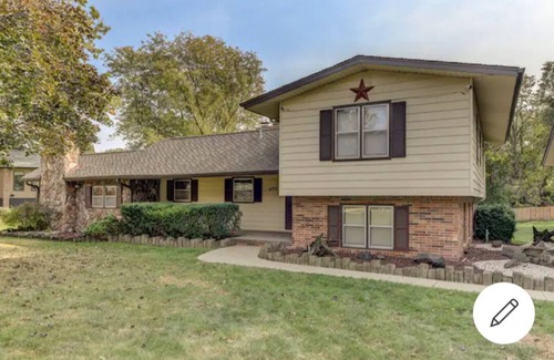 West Omaha Maison | 4bed/2bath retreat:Modern comfort, timeless charm. Your Ideal short-term escape.