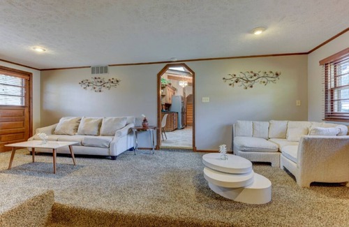 West Omaha Maison | 4bed/2bath retreat:Modern comfort, timeless charm. Your Ideal short-term escape.