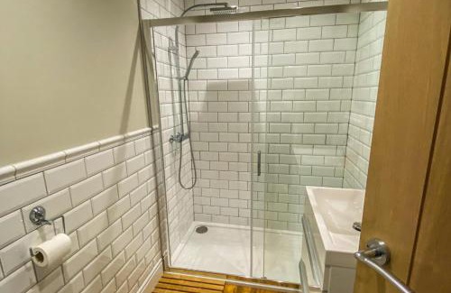 Fangfoss Maison | 4Bed Lodge Sleeps8-Pet Friendly-Hot Tub-Log Burner