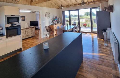 Fangfoss Maison | 4Bed Lodge Sleeps8-Pet Friendly-Hot Tub-Log Burner