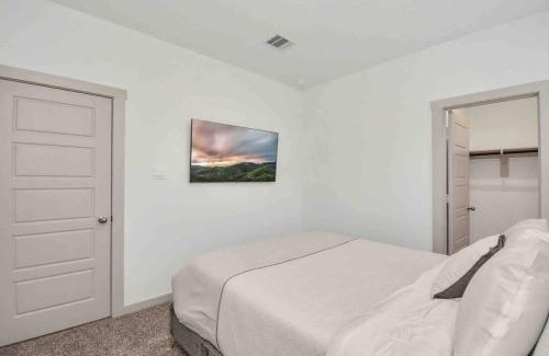 Southeast Houston Maison | 4Bedroom Escape - Near Med Center With Backyard