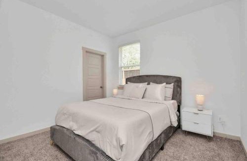 Southeast Houston Maison | 4Bedroom Escape - Near Med Center With Backyard