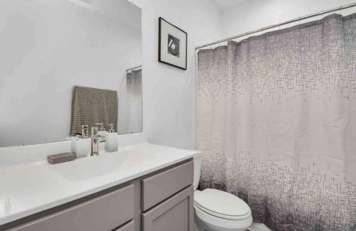 Southeast Houston Maison | 4Bedroom Escape - Near Med Center With Backyard