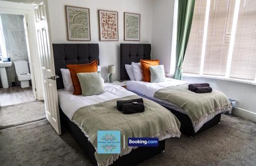 Hagley Appartement | 4Bedroom House By Escape & Estates Short Lets & Serviced Accommodation Stourbridge With Private Garden & Off Road Parking
