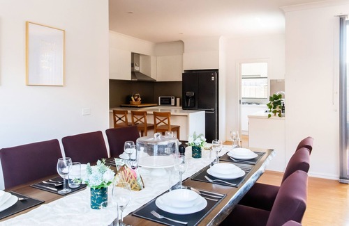 Forest Hill Maison | 4Bedrooms 3.5bath' with NETFLIX & NBN near Forest Hill Chase Shopping centre