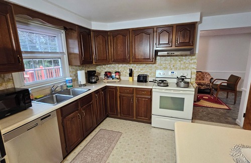 Murrysville Maison | 4BR, 2.5 bath, 2 Garage, large deck and office space in Murrysville PA