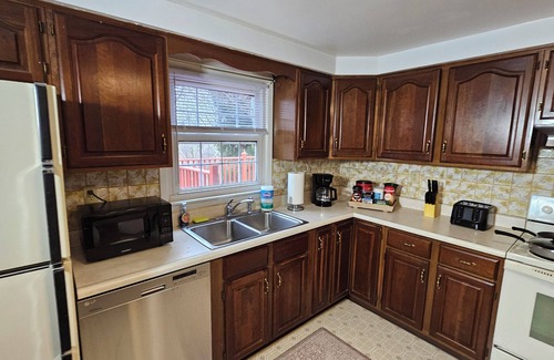Murrysville Maison | 4BR, 2.5 bath, 2 Garage, large deck and office space in Murrysville PA