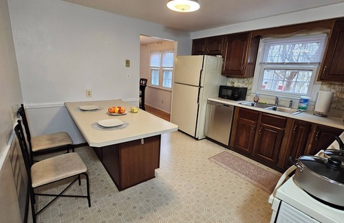 Murrysville Maison | 4BR, 2.5 bath, 2 Garage, large deck and office space in Murrysville PA