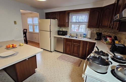Murrysville Maison | 4BR, 2.5 bath, 2 Garage, large deck and office space in Murrysville PA