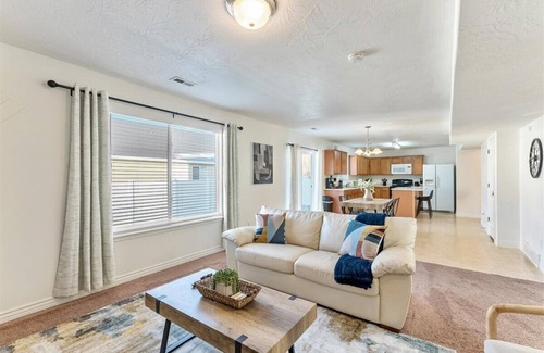 Lehi Maison | 4BR/2.5B Pet Friendly! 2 Car Garage near Utah Lake!