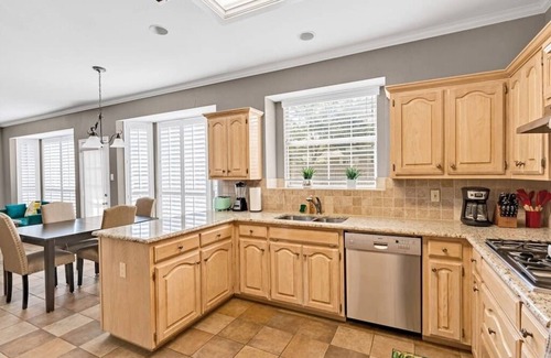 Grapevine Maison | 4BR, 2.5BA, sleep 11, close to highway and airport