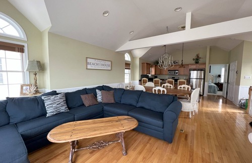 Townsend's Inlet Maison | 4BR 3.5BA community POOL 2 bl from beach w/ lifeguard & bathroom no pets/smoke