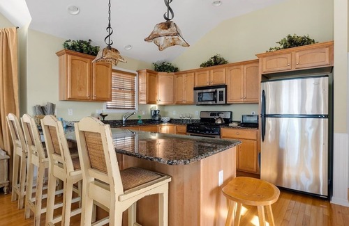 Townsend's Inlet Maison | 4BR 3.5BA community POOL 2 bl from beach w/ lifeguard & bathroom no pets/smoke