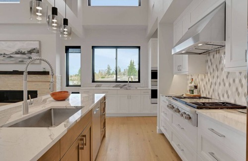 Burien Maison | 4BR 4BA Modern Lakefront Lodge