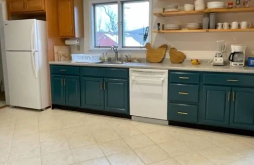 East Chatham Chalet De Ski | 4BR Berkshire Beauty w/ Patio, BBQ, and a Million Dollar View