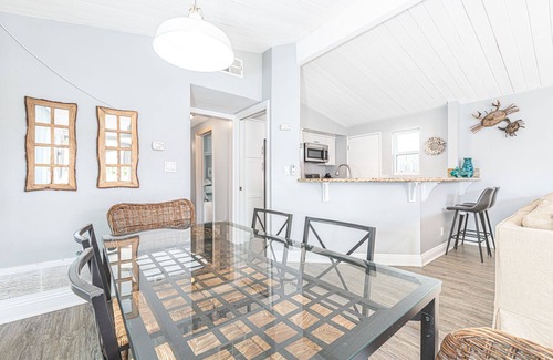 Balboa Peninsula Copropriété | 4BR Coastal Getaway between the Bay & Beach | Sunny Patio & Balcony!