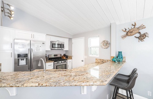 Balboa Peninsula Copropriété | 4BR Coastal Getaway between the Bay & Beach | Sunny Patio & Balcony!