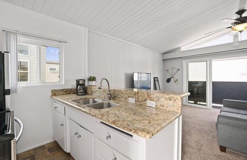 Balboa Peninsula Copropriété | 4BR Coastal Getaway between the Bay & Beach | Sunny Patio & Balcony!