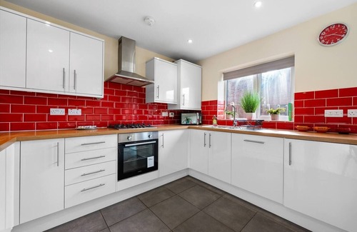 West Bromwich Appartement | 4BR Contractor House in Birmingham w/Parking
