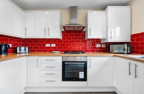 West Bromwich Appartement | 4BR Contractor House in Birmingham w/Parking