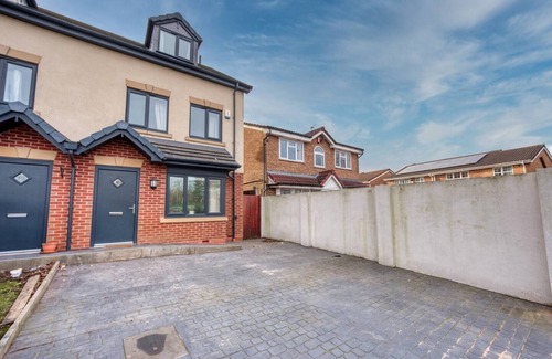 West Bromwich Appartement | 4BR Contractor House in Birmingham w/Parking