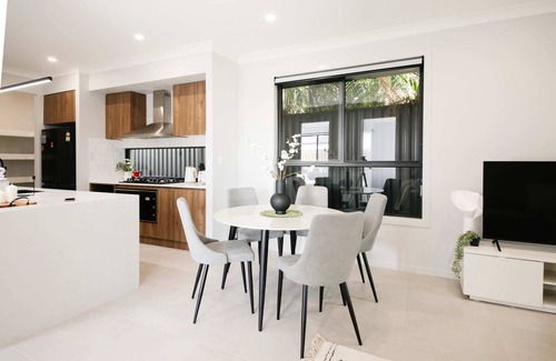 Rochedale Maison | 🌟4BR Designer Home | 5★Luxury, FamilySafe | CBD+Airport Proximit