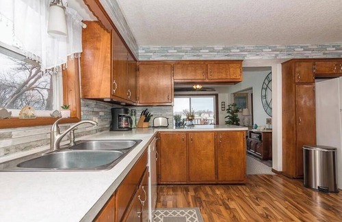 Plainwell Maison | Lakeside Escape on Beautiful Pine Lake – Perfect for Year-Round Fun!