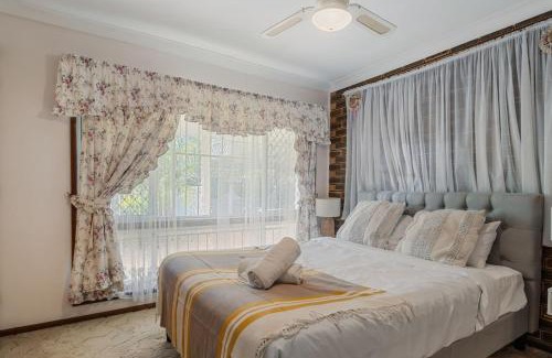 Sunnybank Maison | 4BR Garden Patio Retreat Near Food Shops and Transit