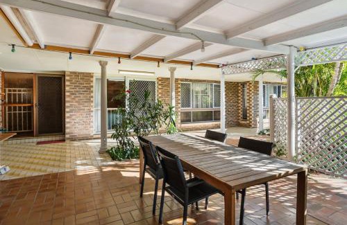Sunnybank Maison | 4BR Garden Patio Retreat Near Food Shops and Transit