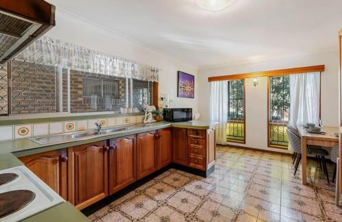 Sunnybank Maison | 4BR Garden Patio Retreat Near Food Shops and Transit