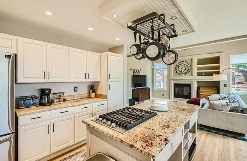 Scenic Heights Maison | 4br home with Mountain Views - Central to Arvada, Golden, Boulder & Denver